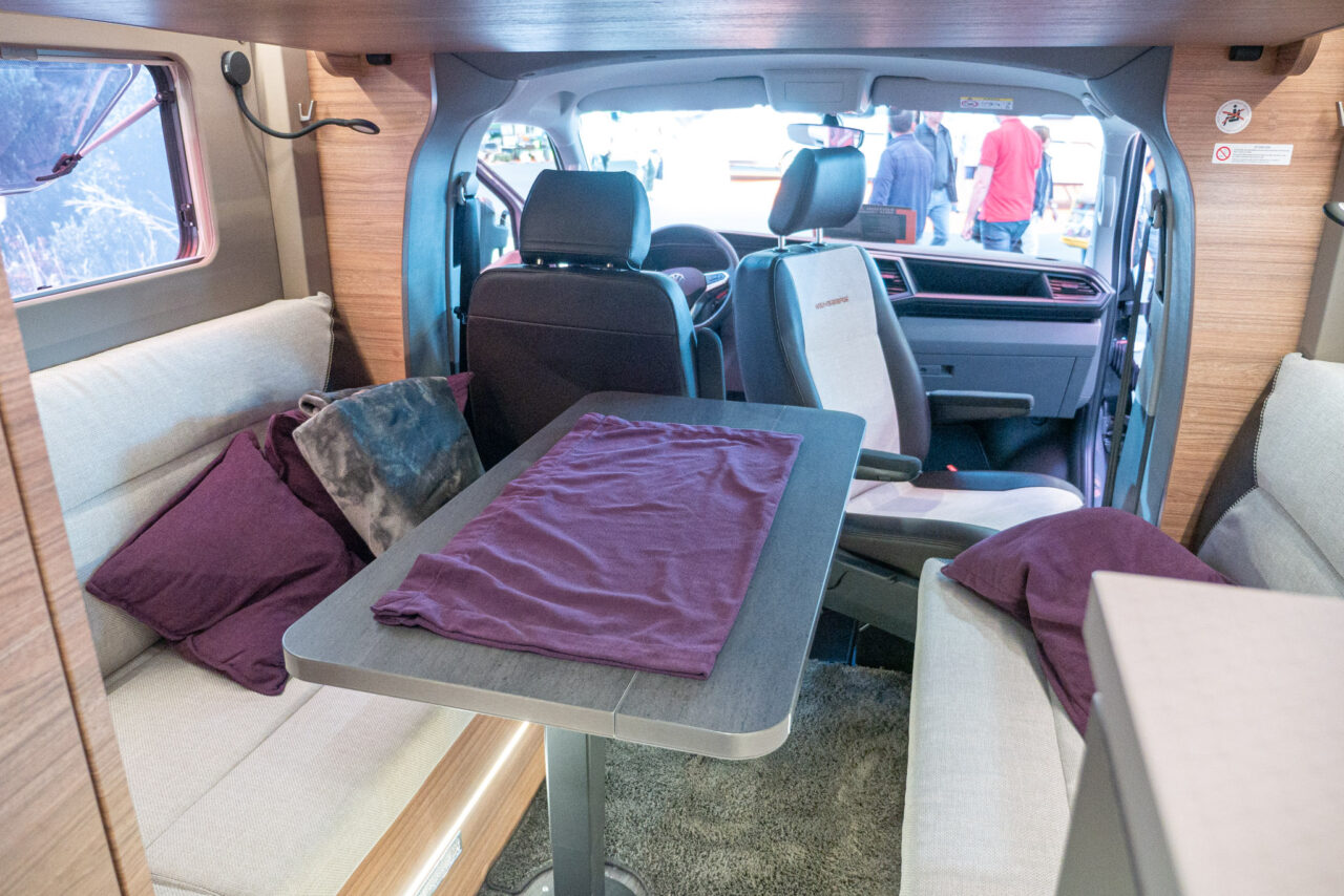 Weinsberg X-Cursion CUV 500 LT (2024): halfgeïntegreerde camper op basis van een Bulli met elektrisch hefdak - met 360° tour! 4 weinsberg x cursion cuv 500 lt sitzgruppe