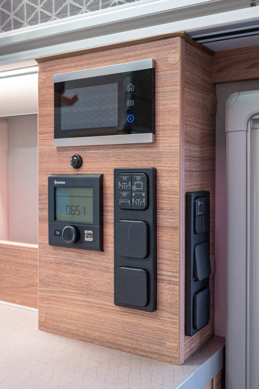 Weinsberg X-Cursion CUV 500 LT (2024): halfgeïntegreerde camper op basis van een Bulli met elektrisch hefdak - met 360° tour! 9 weinsberg x cursion cuv 500 lt steuereinheit
