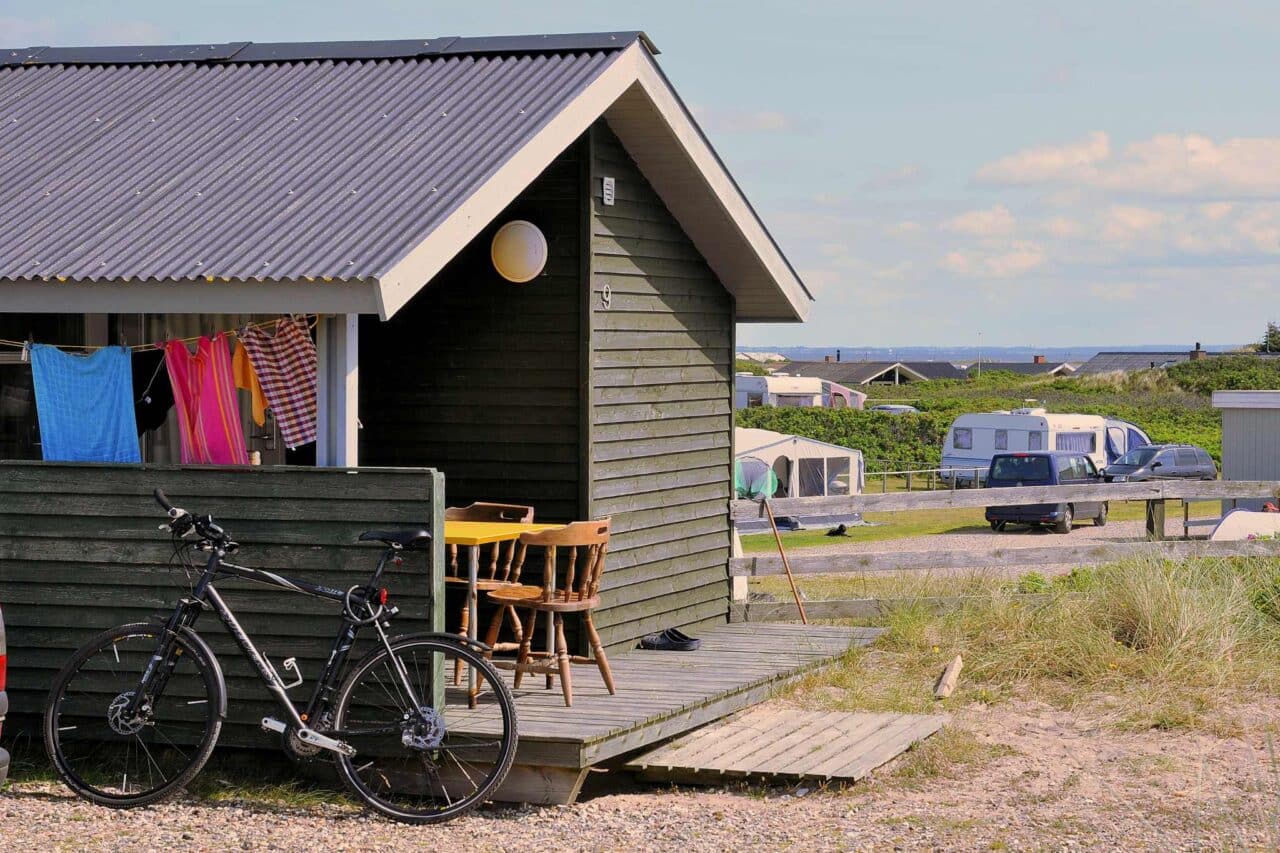 Campingland Denemarken: De perfecte vakantie in individuele, droomachtige huuraccommodatie 21 Denemarken vakantiewoningen DancampsHolmsland_huisje-vijfpersoons_(c)PiNCAMP