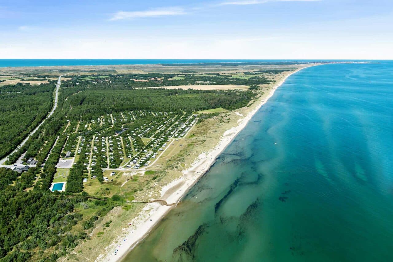 Campingland Denemarken: De perfecte vakantie in individuele, droomachtige huuraccommodatie 34 Denemarken Huuraccommodatie SkagenSydstrandCamping_bird's-eye_view_(c)PiNCAMP
