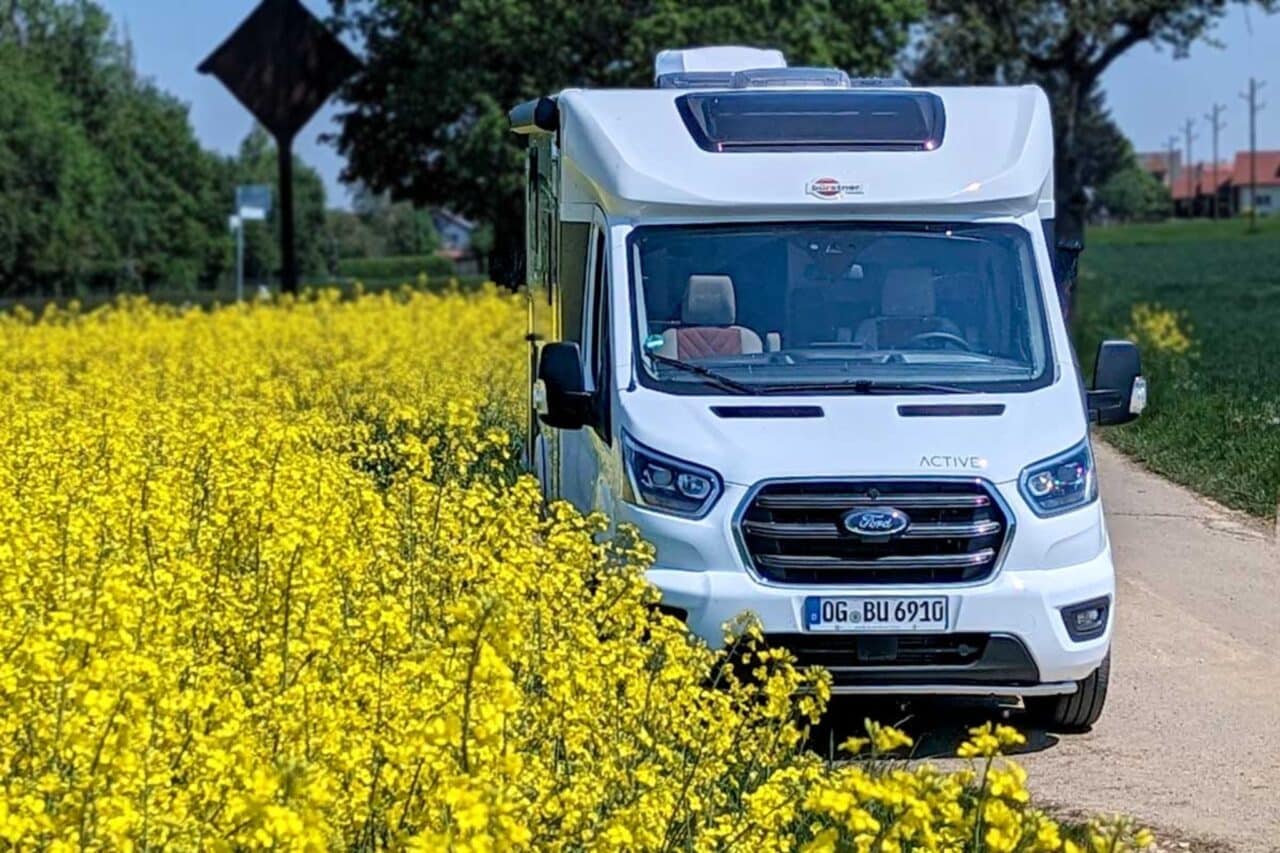 Bürstner Lineo T 690 G op een veld