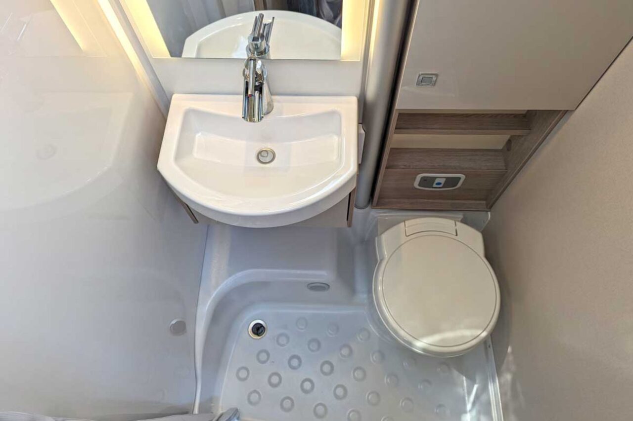 Bürstner Lineo T 690 G Badkamer