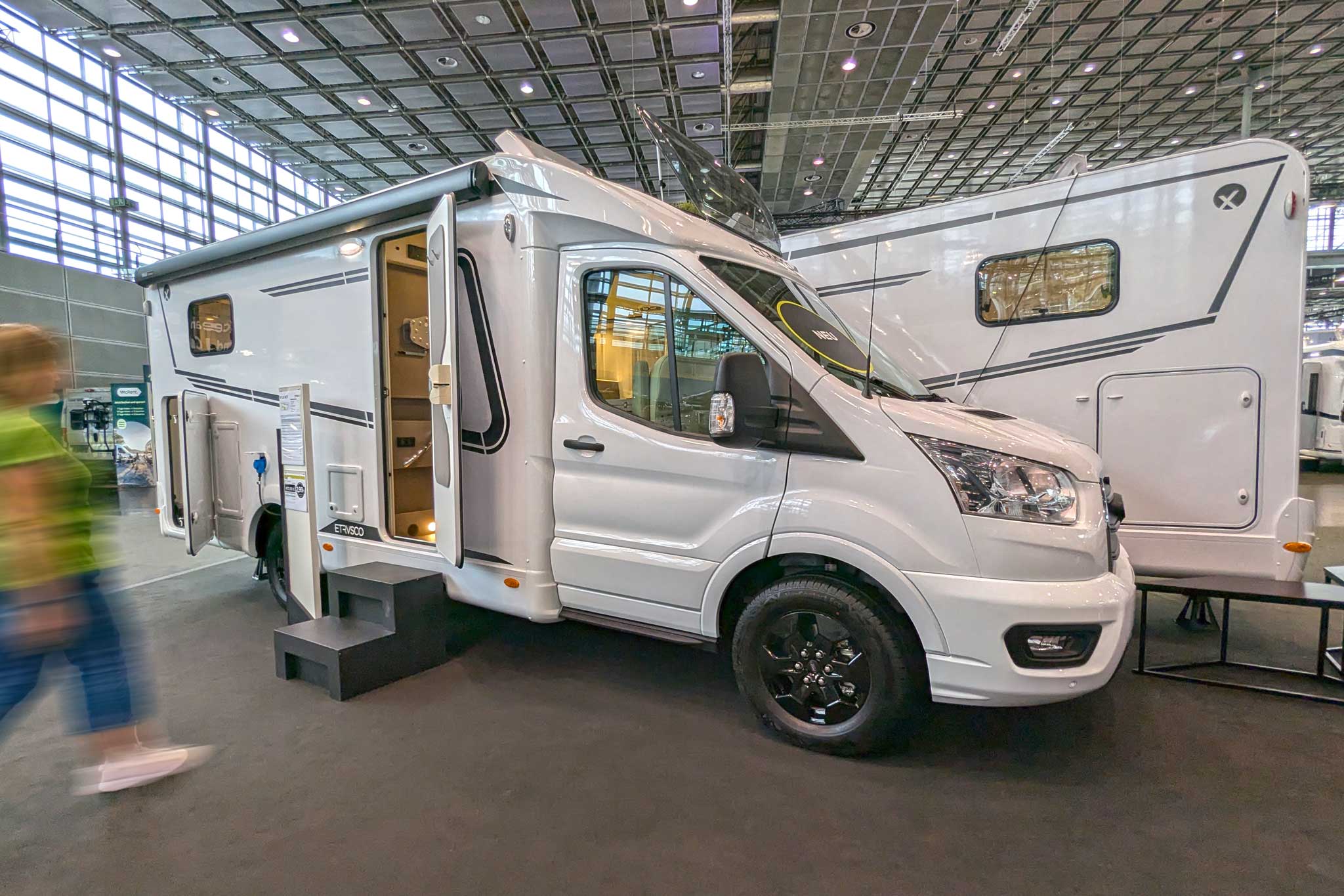 Nieuwe producten van Caravan Salon 2024: Etrusco V 6.8 SCF – semi-geïntegreerde camper met compacte afmetingen