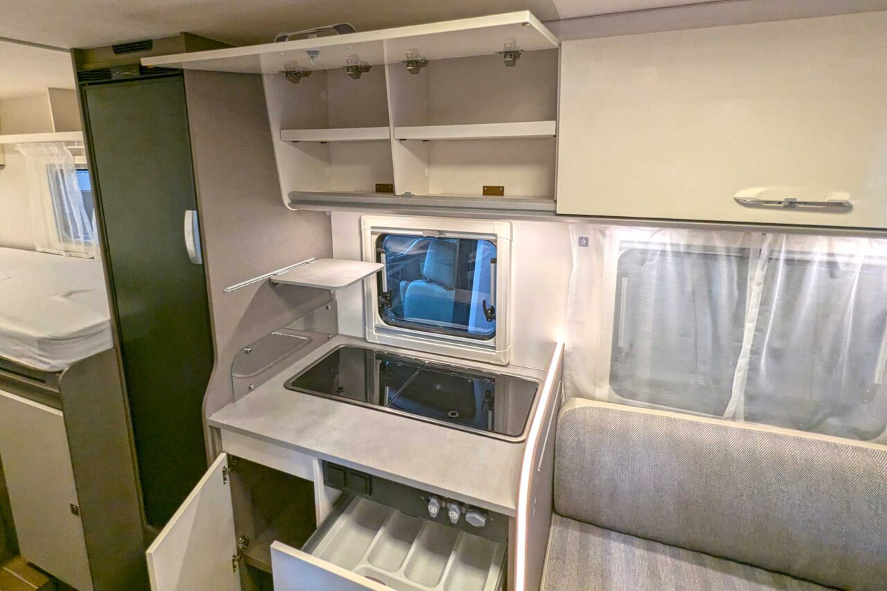 Nieuwe producten van Caravan Salon 2024: Etrusco V 6.8 SCF - semi-geïntegreerde camper met compacte afmetingen 4 Etrusco V 6 8 SCF Kueche 9828