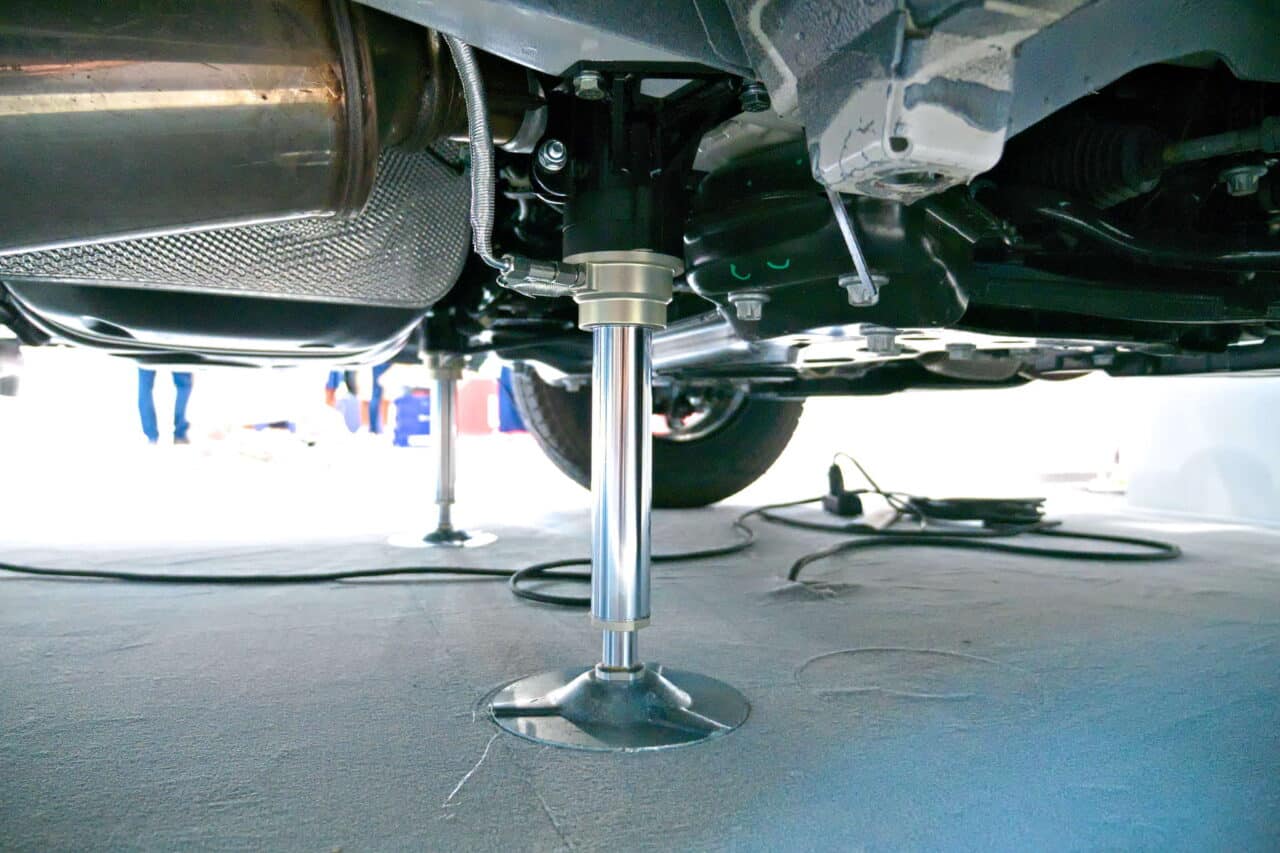 Innovaties Caravan Salon 2024: Eerste hydraulische ondersteuningssysteem speciaal voor gesloten bestelwagens - LevelVan van AL-KO 2 AL-KO E&P NiveauVan Caravan Salon 2024