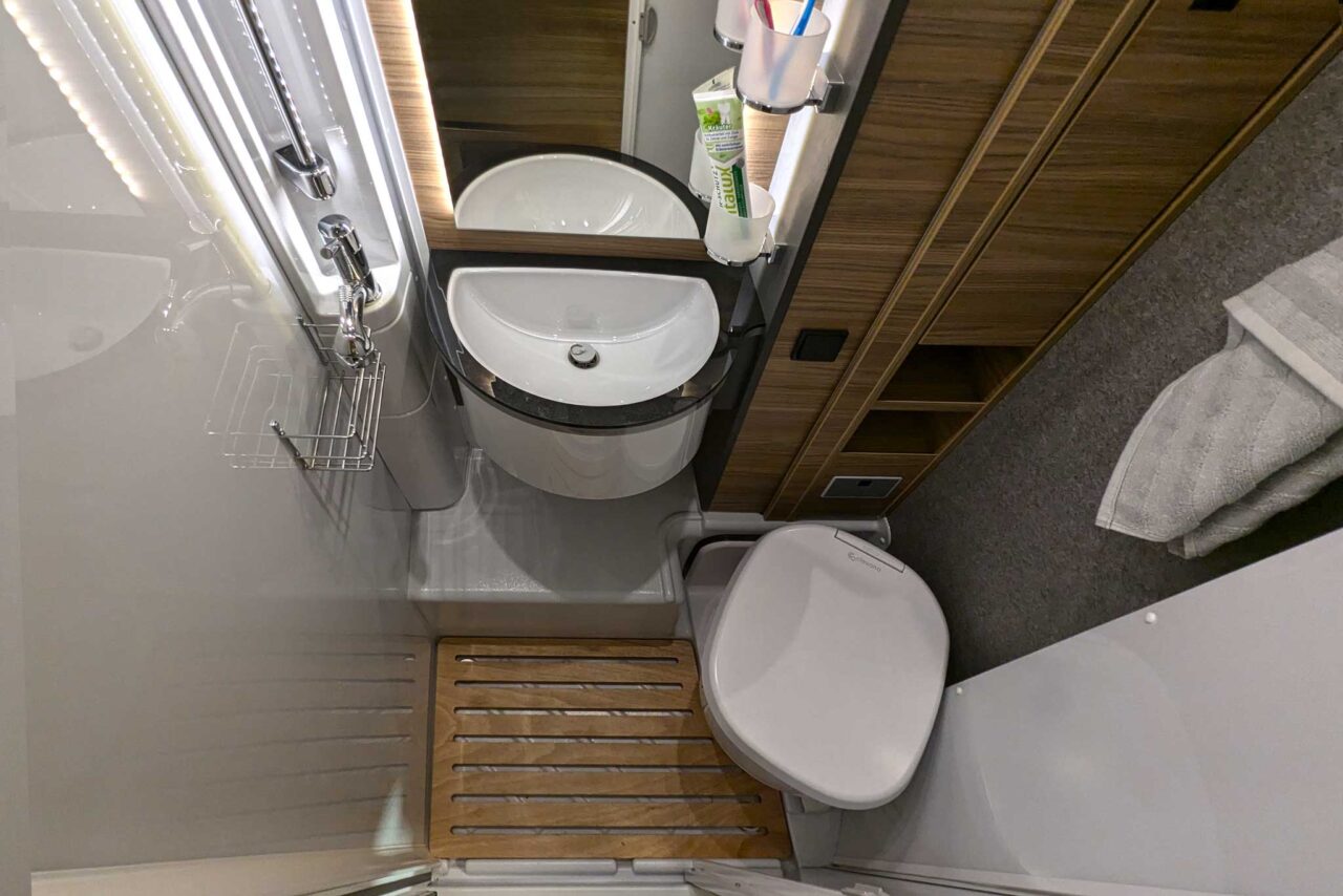 Dethleffs Globebus Performance 4x4 (2025): Eerste vierwielaangedreven camper van Dethleffs 3 Bad 0145