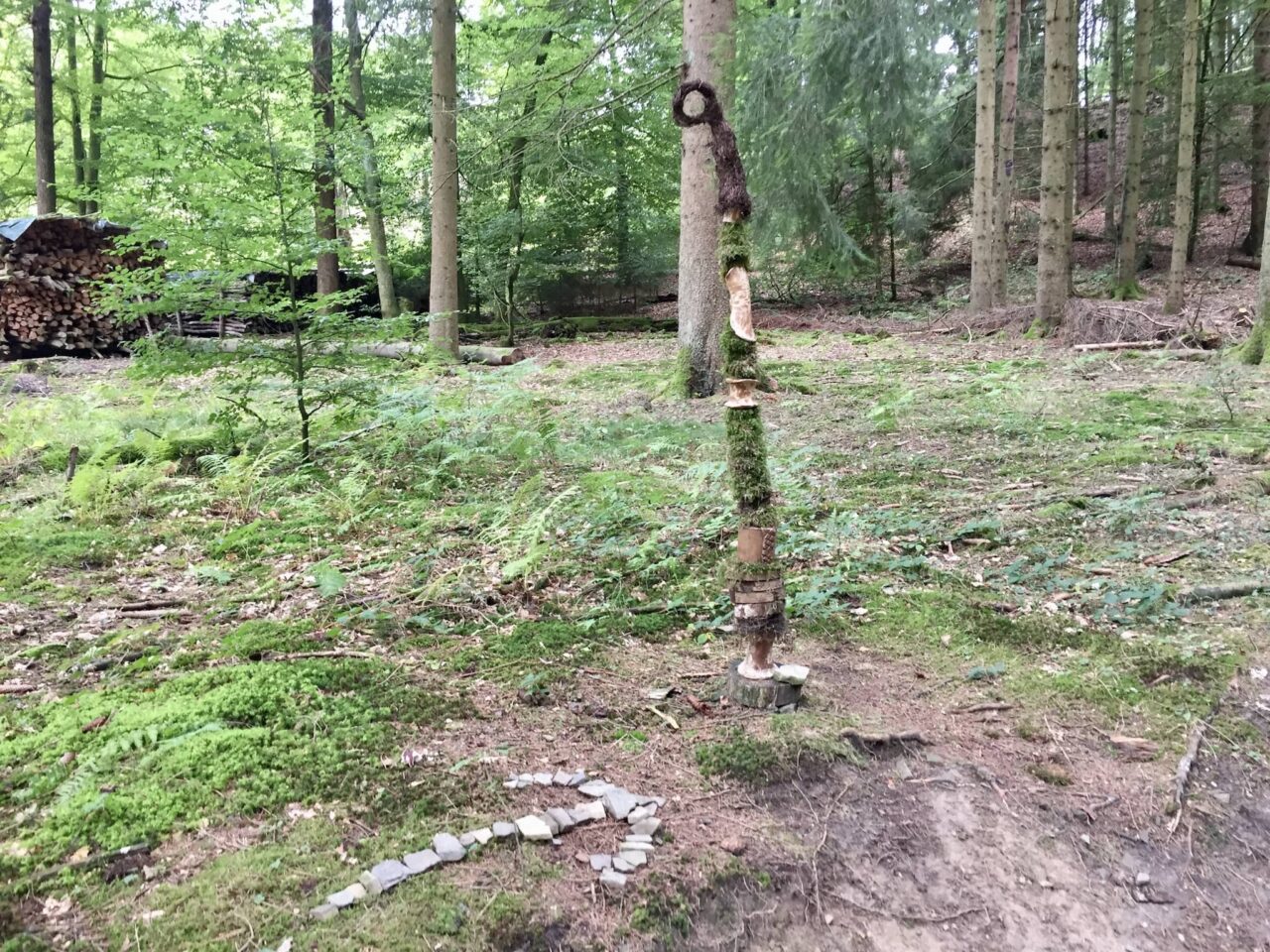 Knutselen met natuurlijke materialen als speelideeën voor kinderen op de camping