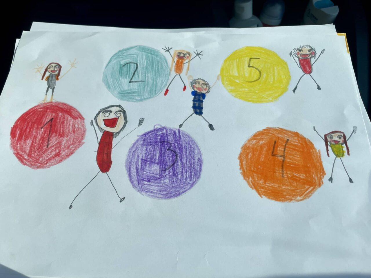 Kleur- en raadspelletjes met kinderen