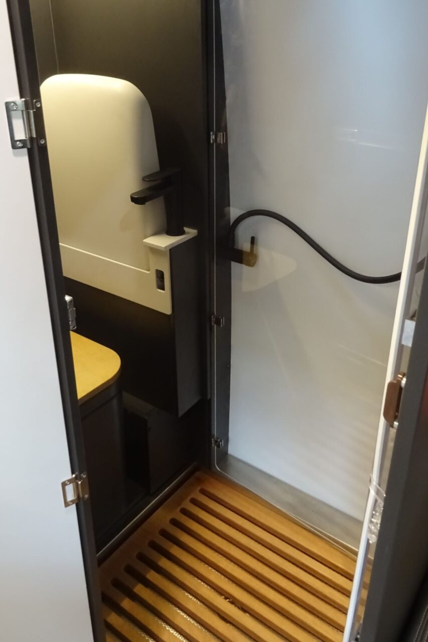 Starvan Cruiser & Rebel 4x4 (2025): Meer leefruimte ondanks compacte afmetingen dankzij slide-out achterin 4 Starvan Bad Dusche Hochformat cKatja Scholz