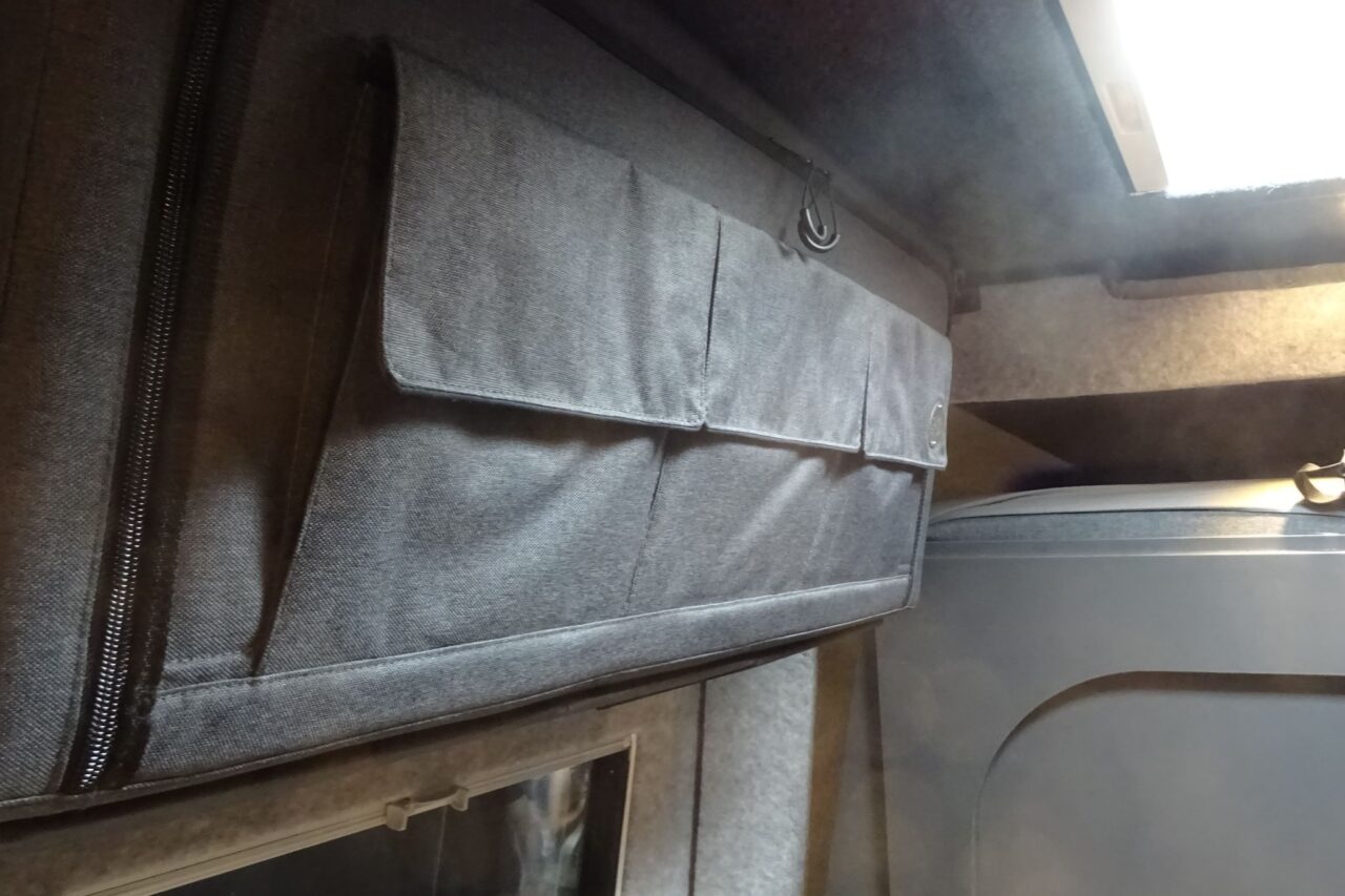 Starvan Cruiser & Rebel 4x4 (2025): Meer leefruimte ondanks compacte afmetingen dankzij slide-out achterin 5 Starvan Haengeschrank mobil cKatja Scholz