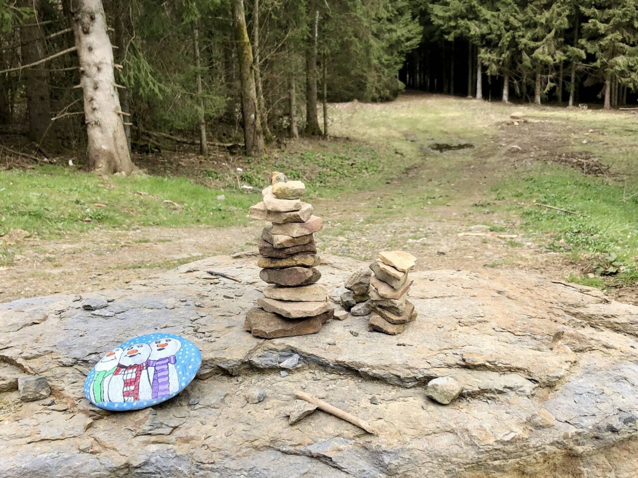 Stenen schilderen als buitenactiviteit op de camping met kinderen