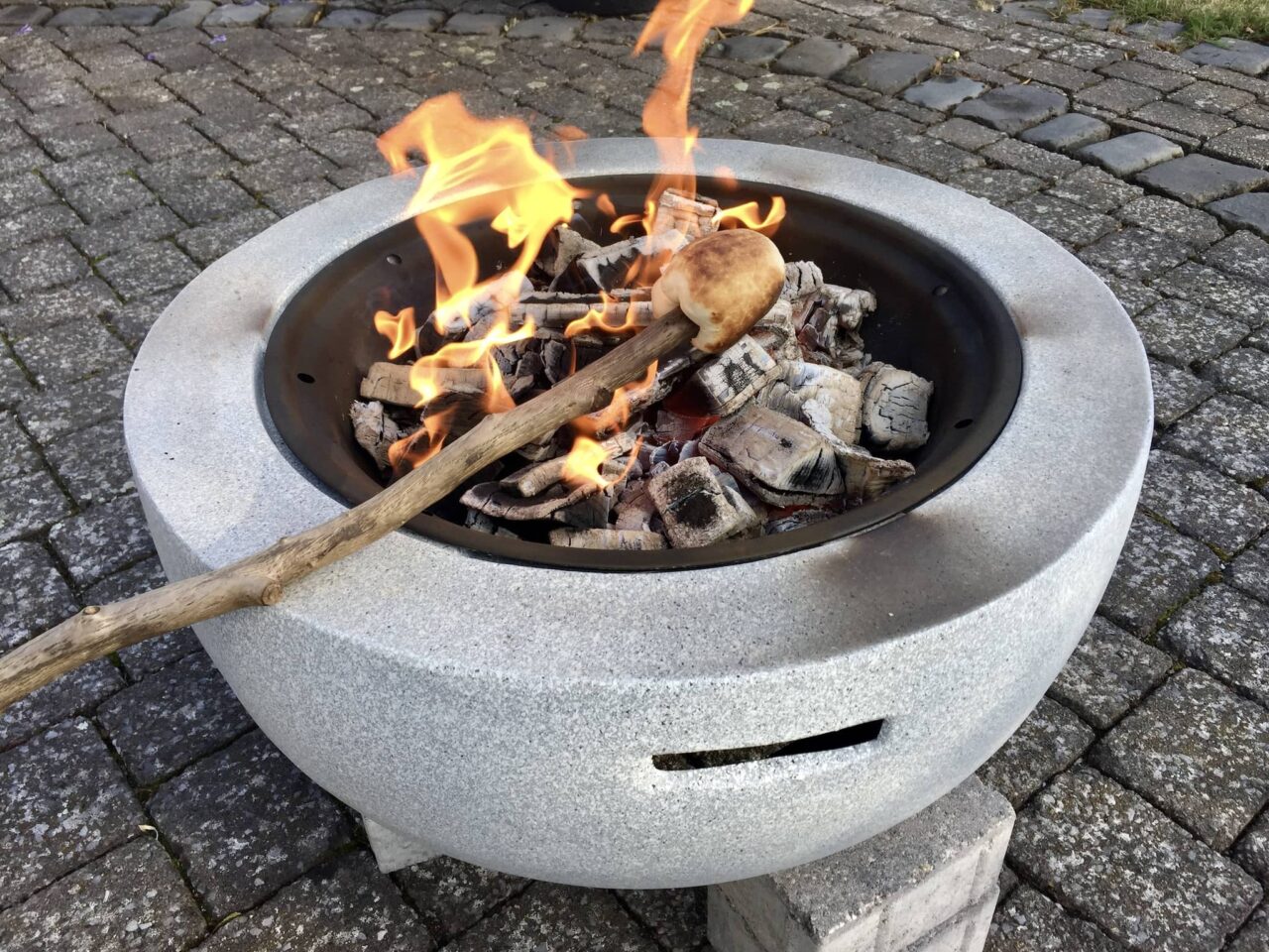 Stokbrood als kinderactiviteit 's avonds op de camping