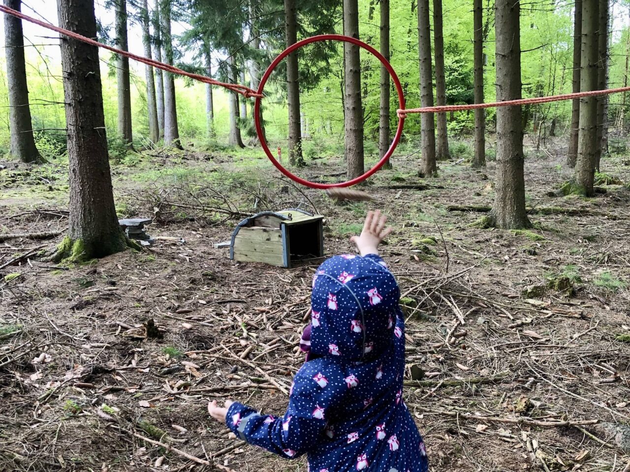 Dennenappelwerpen als buitenspel voor kinderen