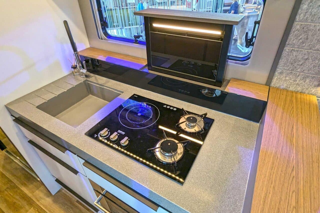 Innovaties Caravan Salon 2024: Niesmann+Bischoff Arto - de eerste lijnboot op basis van de Mercedes Sprinter 3 arto 78 88 kueche
