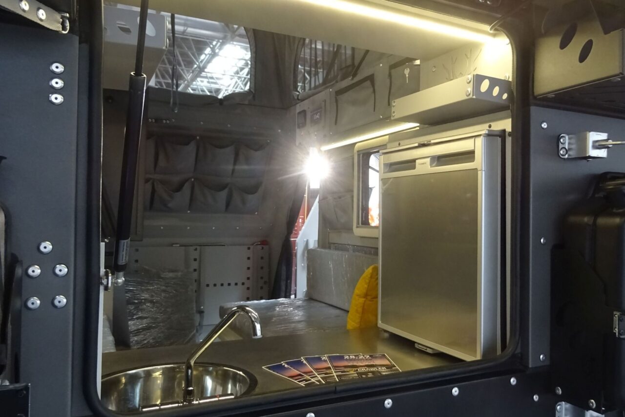 Crawler TRC 458i (2024) - Off-road caravan met aluminium opbouw voor 4 personen 3 crawler trc 458i heck mit kueche caravan salon 2024 c katja scholz