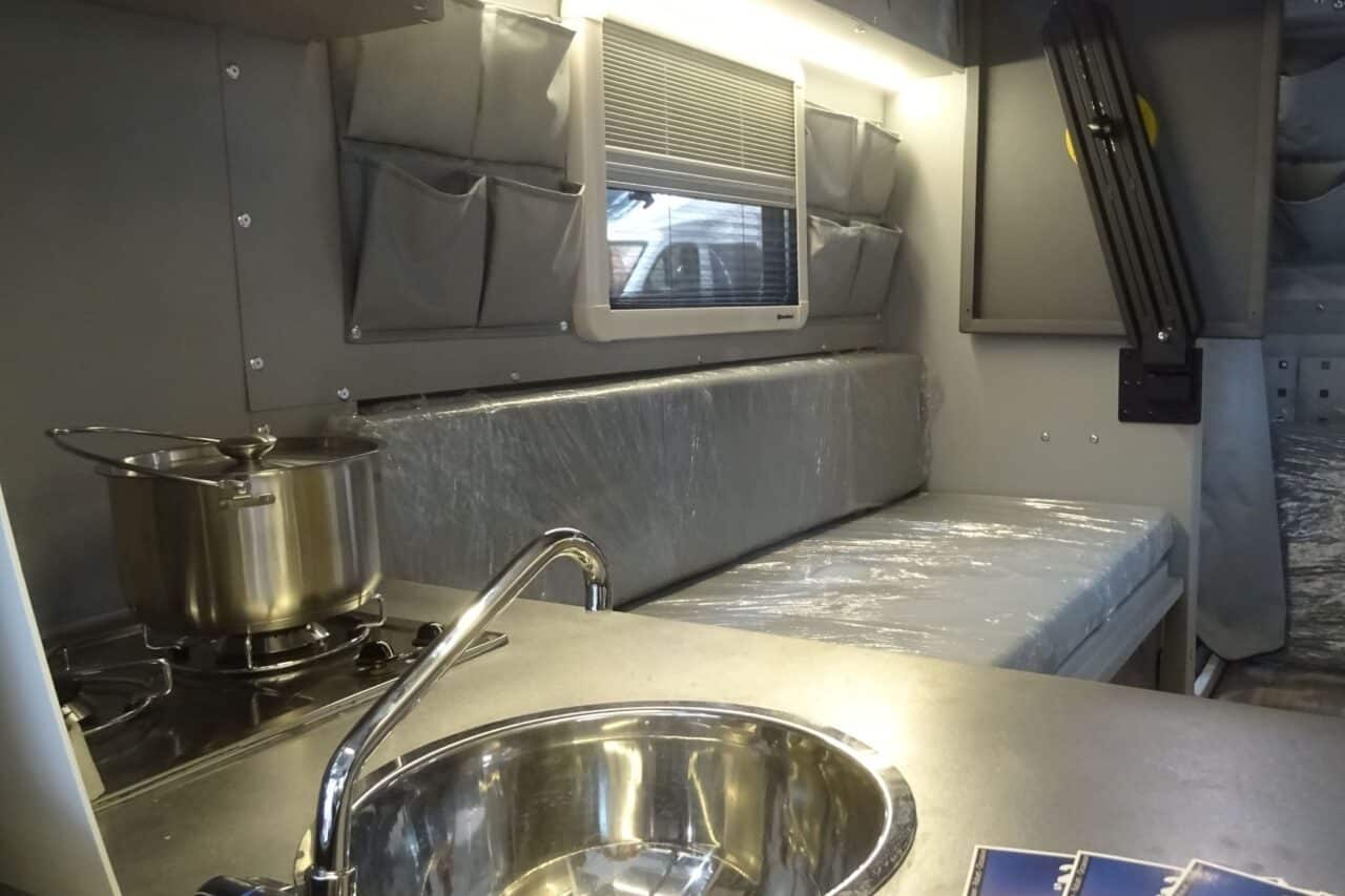 Crawler TRC 458i (2024) - Off-road caravan met aluminium opbouw voor 4 personen 1 crawler trc 458i interieur caravan salon 2024 c katja scholz