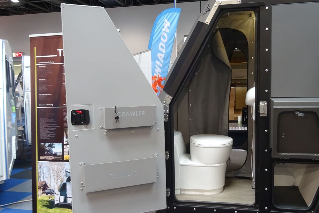 Crawler TRC 458i (2024) - Off-road caravan met aluminium opbouw voor 4 personen 4 crawler trc 458i nasszelle caravan salon 2024 c katja scholz