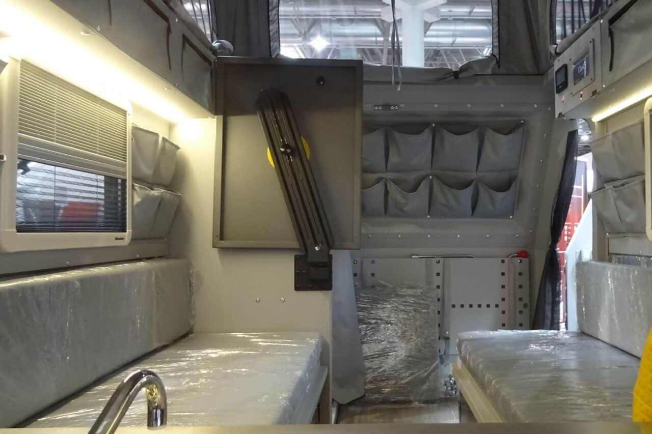 Crawler TRC 458i (2024) - Off-road caravan met aluminium opbouw voor 4 personen 2 crawler trc 458i sitz und liegeflaeche caravan salon 2024 c katja scholz