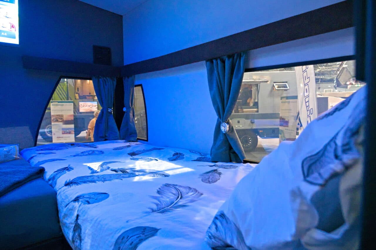 Derubis Serie 7 (2025): Luxe caravan met monocoque opbouw en sfeerverlichting 4 derubis series 7 bett