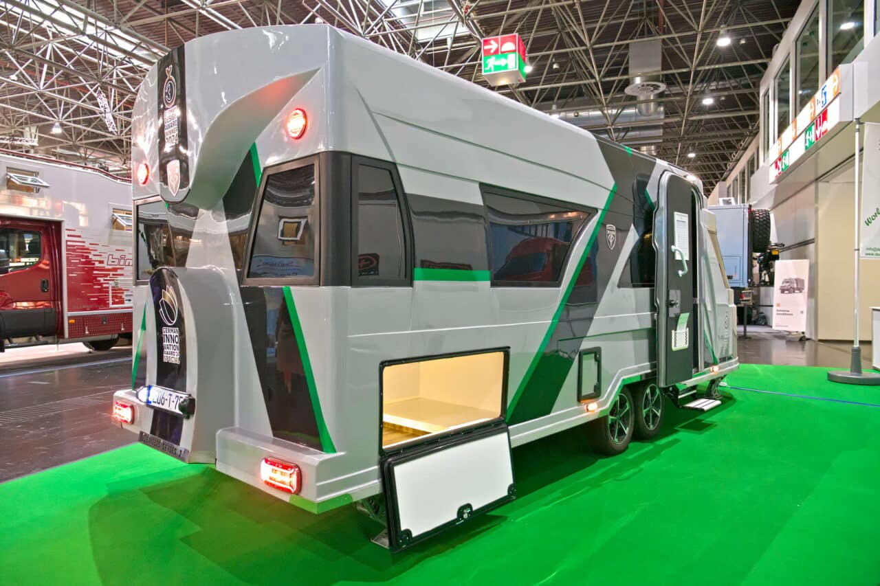 Derubis Serie 7 (2025): Luxe caravan met monocoque opbouw en sfeerverlichting 1 derubis series 7 heckansicht