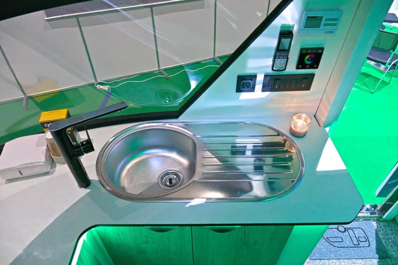 Derubis Serie 7 (2025): Luxe caravan met monocoque opbouw en sfeerverlichting 6 derubis series 7 kueche spuele