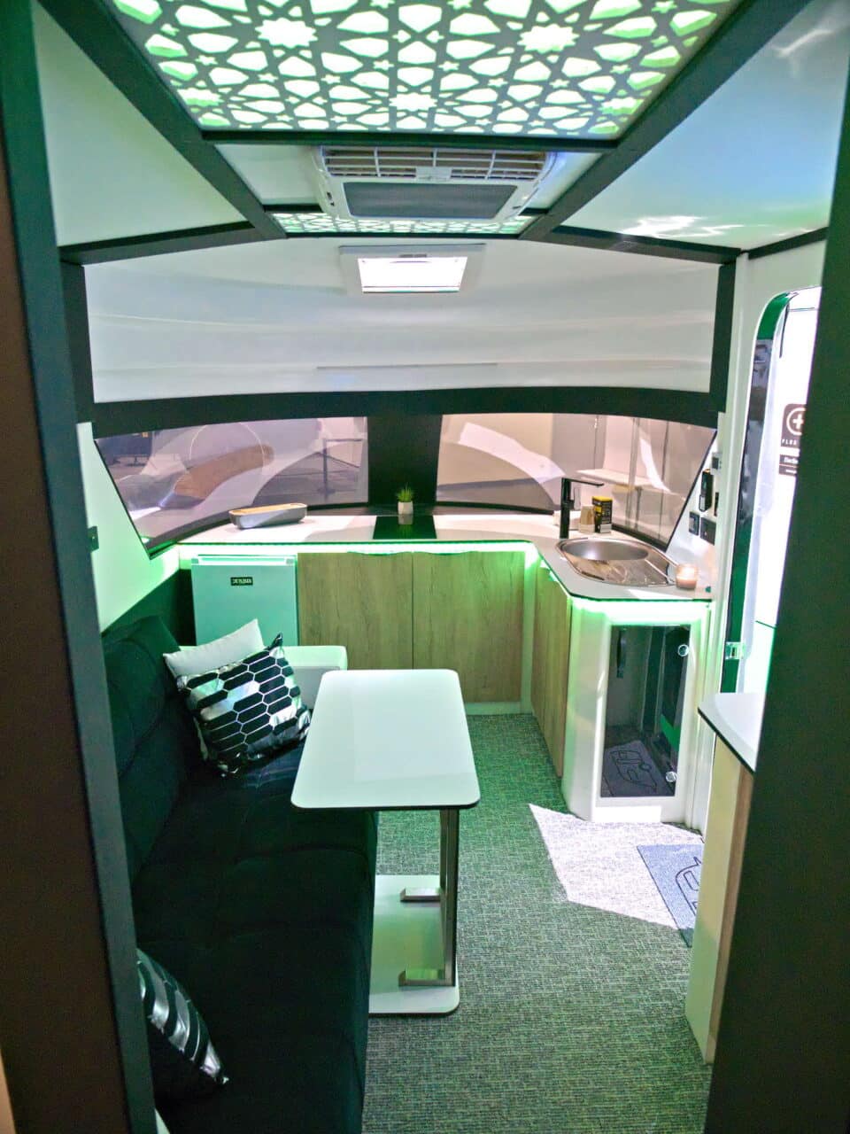 Derubis Serie 7 (2025): Luxe caravan met monocoque opbouw en sfeerverlichting 14 derubis series 7 licht 1