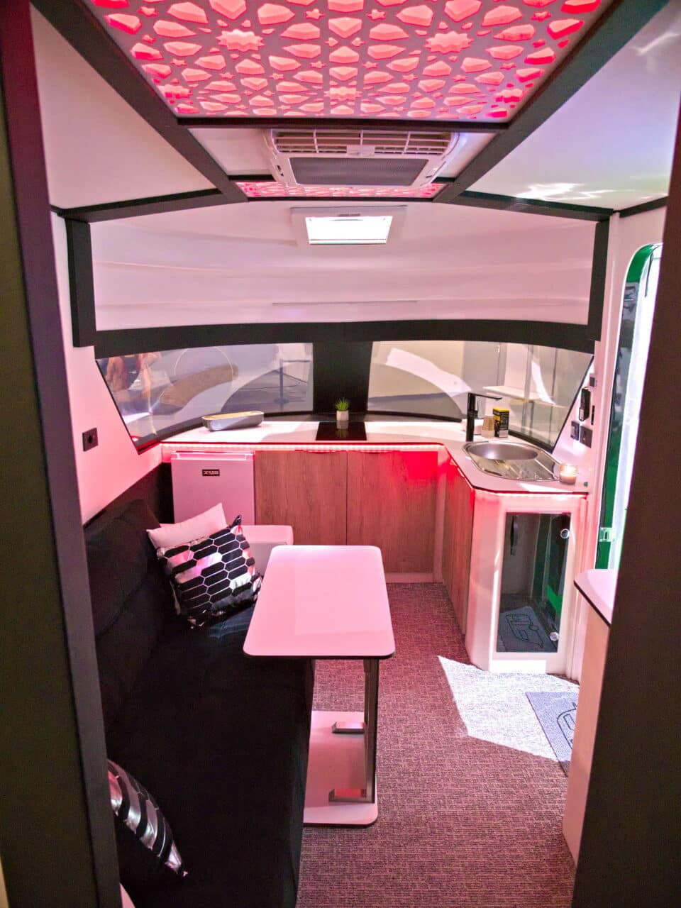 Derubis Serie 7 (2025): Luxe caravan met monocoque opbouw en sfeerverlichting 16 derubis series 7 licht 3