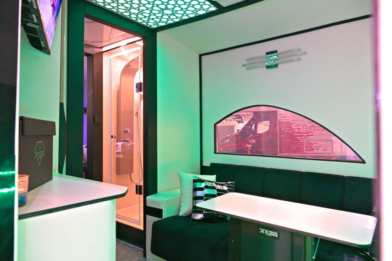 Derubis Serie 7 (2025): Luxe caravan met monocoque opbouw en sfeerverlichting 5 derubis series 7 sitzbank