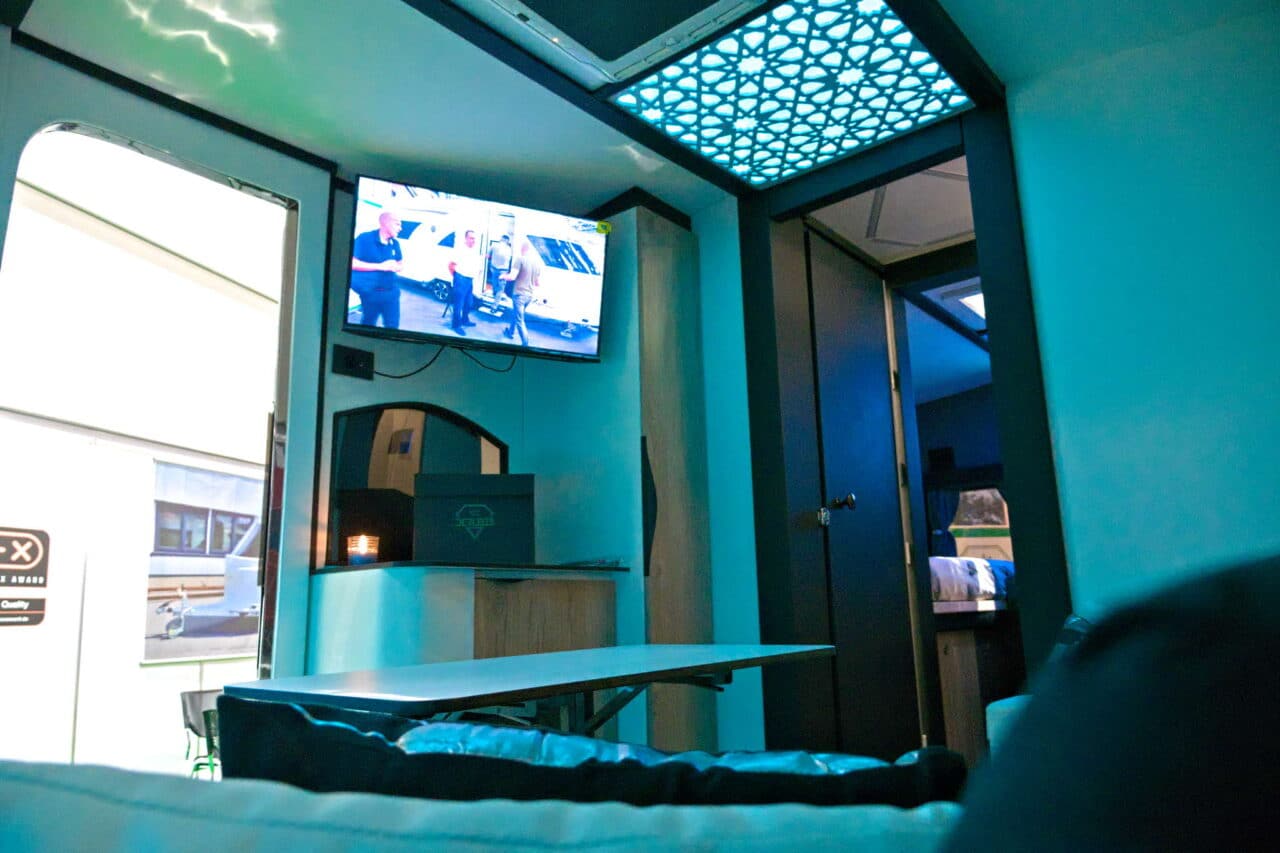 Derubis Serie 7 (2025): Luxe caravan met monocoque opbouw en sfeerverlichting 13 derubis series 7 tv