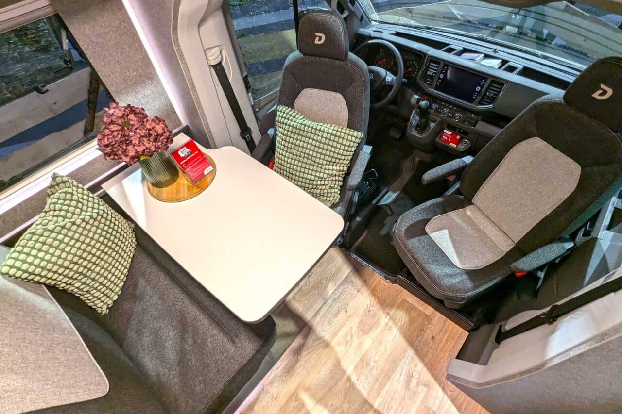 Dethleffs Globebus Performance 4x4 (2025): Eerste vierwielaangedreven camper van Dethleffs 1 dethleffs globebus performance 4x4 Sitzgruppe