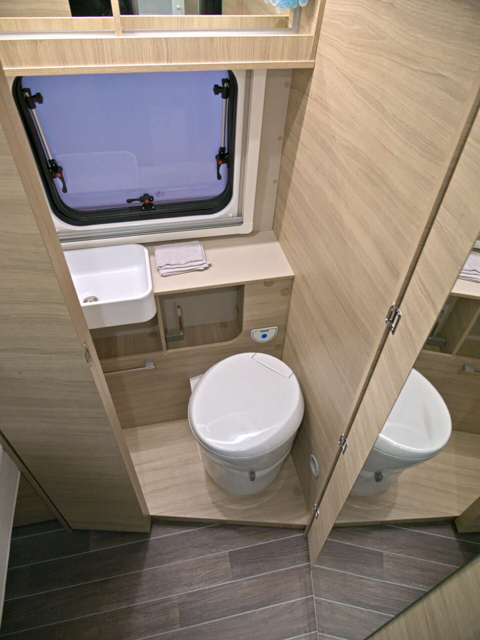 Forster Flip FV 599 VB5 (2025): compacte camper voor kampeertrips met het gezin 16 forster flip fv 599 bad 1