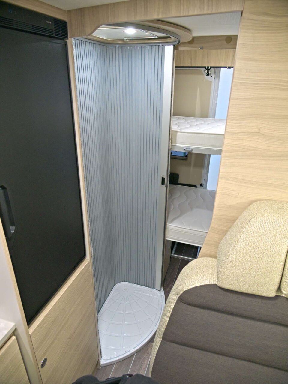 Forster Flip FV 599 VB5 (2025): compacte camper voor kampeertrips met het gezin 17 forster flip fv 599 bad 2