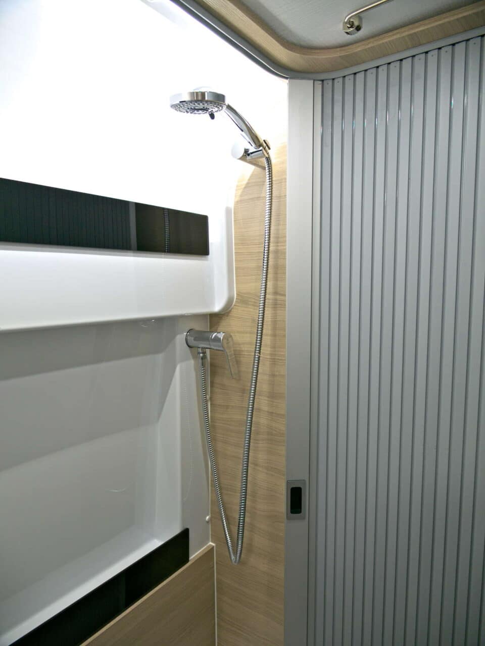 Forster Flip FV 599 VB5 (2025): compacte camper voor kampeertrips met het gezin 15 forster flip fv 599 bad 4