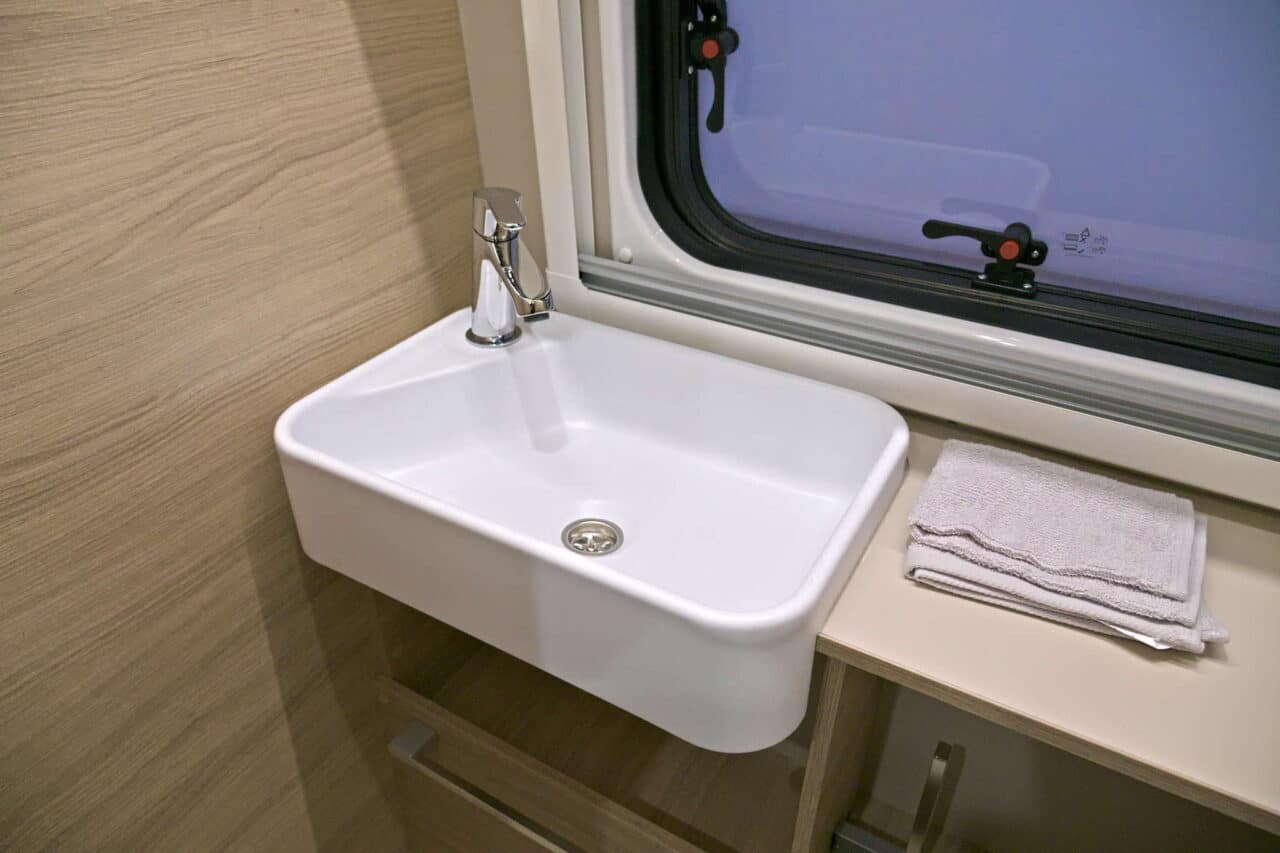 Forster Flip FV 599 VB5 (2025): compacte camper voor kampeertrips met het gezin 19 forster flip fv 599 bad 5