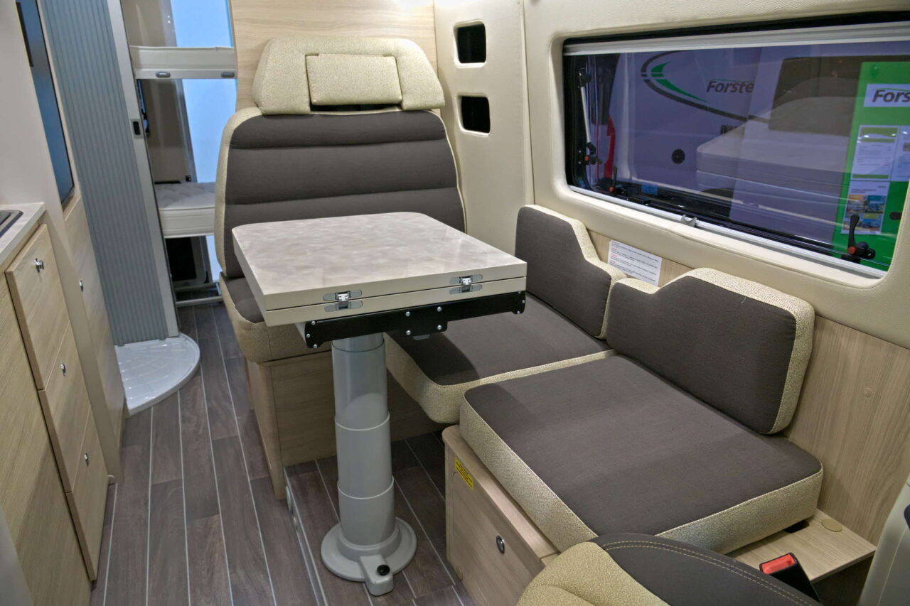 Forster Flip FV 599 VB5 (2025): compacte camper voor kampeertrips met het gezin 4 forster flip fv 599 bett sitzgruppe