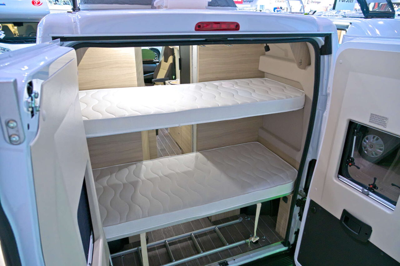 Forster Flip FV 599 VB5 (2025): compacte camper voor kampeertrips met het gezin 8 forster flip fv 599 etagenbett 2