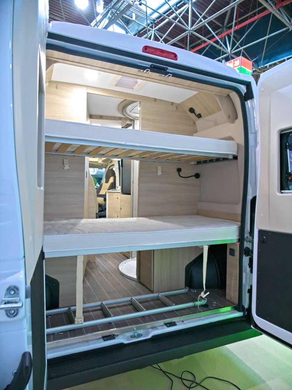 Forster Flip FV 599 VB5 (2025): compacte camper voor kampeertrips met het gezin 10 forster flip fv 599 etagenbett 3