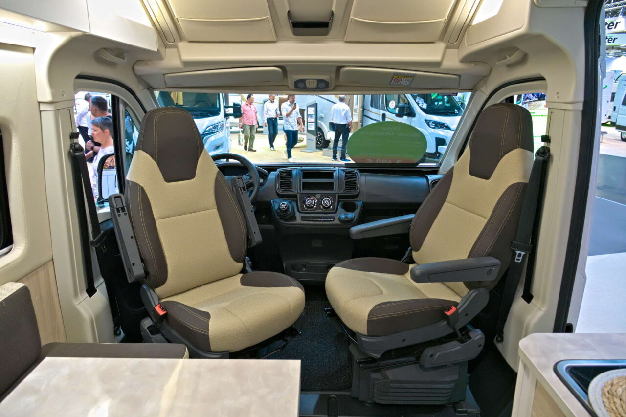 Forster Flip FV 599 VB5 (2025): compacte camper voor kampeertrips met het gezin 3 forster flip fv 599 fahrerkabine