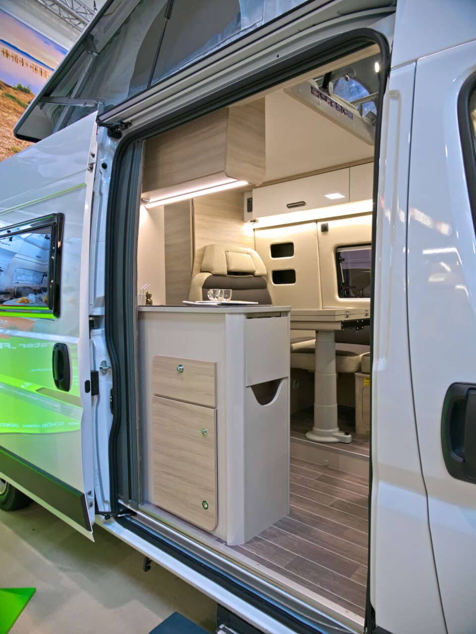 Forster Flip FV 599 VB5 (2025): compacte camper voor kampeertrips met het gezin 2 forster flip fv 599 innen