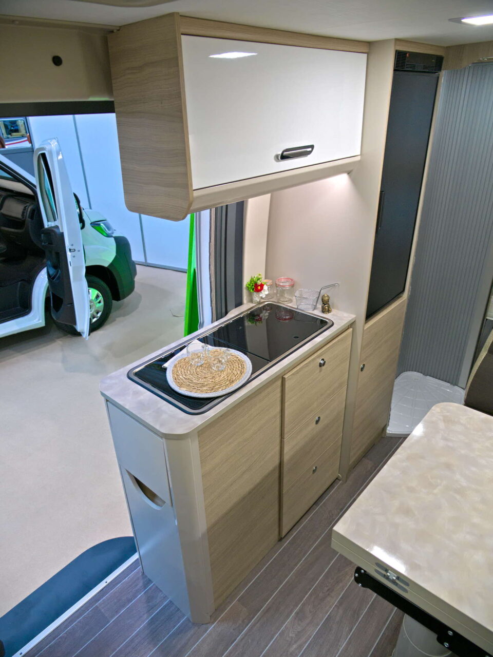 Forster Flip FV 599 VB5 (2025): compacte camper voor kampeertrips met het gezin 13 forster flip fv 599 kueche 2
