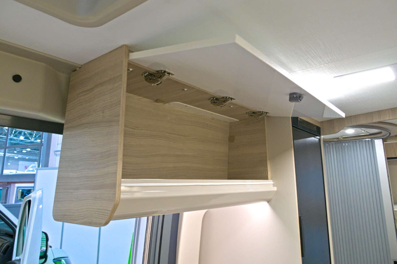 Forster Flip FV 599 VB5 (2025): compacte camper voor kampeertrips met het gezin 20 forster flip fv 599 schrank