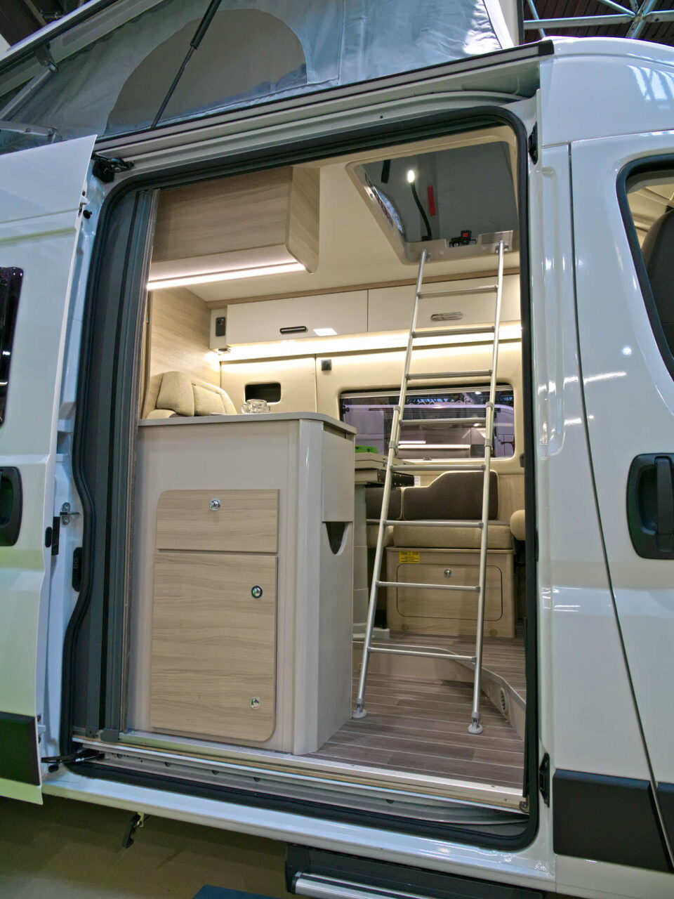 Forster Flip FV 599 VB5 (2025): compacte camper voor kampeertrips met het gezin 7 forster flip fv 599 vb5 bett leiter