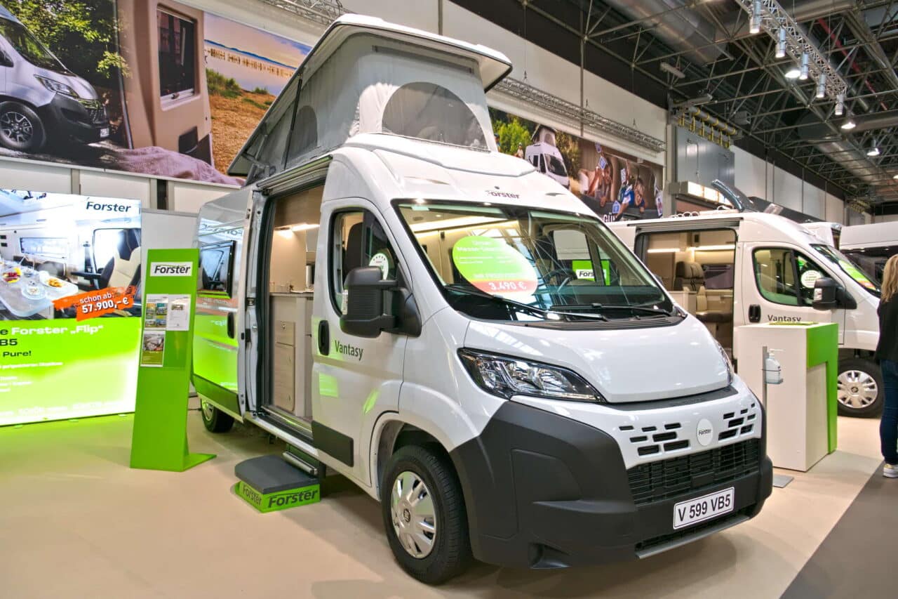 Forster Flip FV 599 VB5 (2025): compacte camper voor kampeertrips met het gezin 1 forster flip fv 599 vb5 fimg2
