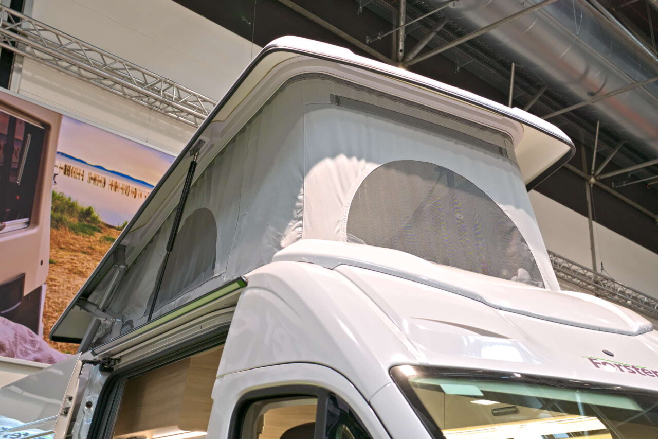 Forster Flip FV 599 VB5 (2025): compacte camper voor kampeertrips met het gezin 6 forster fv 599 vb5 bett aufstelldach 2