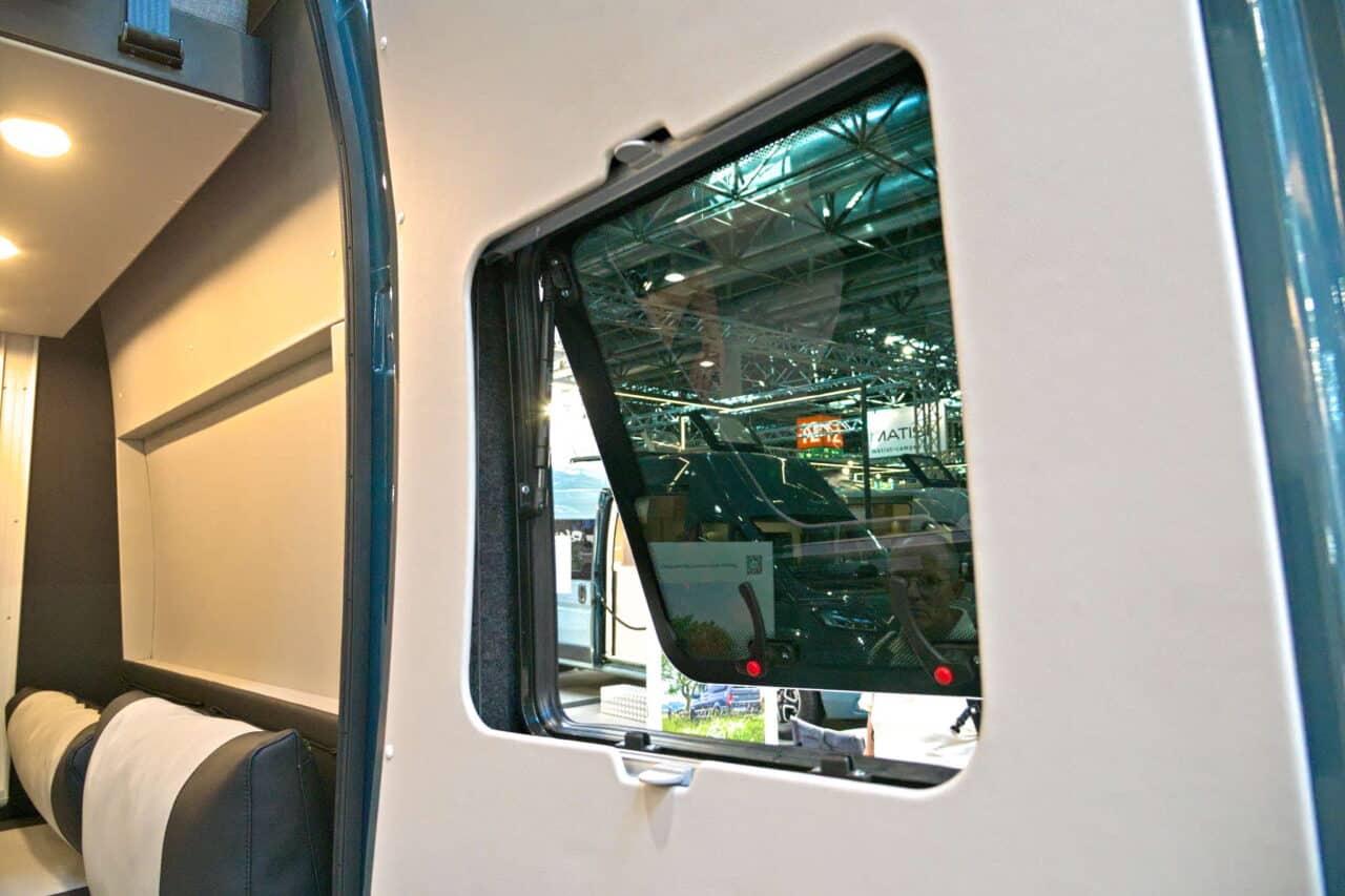 FURGOK X-LOUNGE 600+ (2025) Raam Caravan Salon 2024
