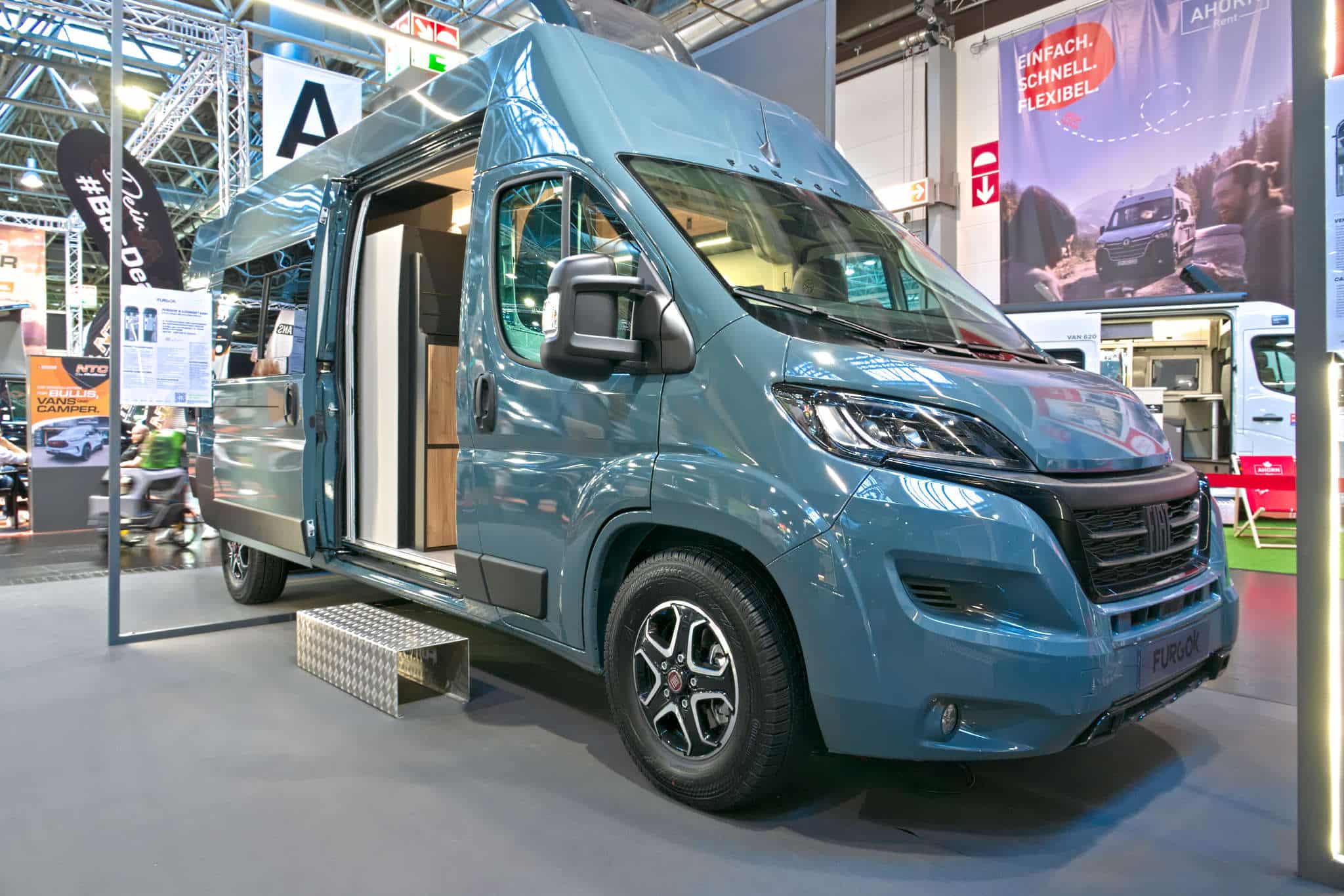 FURGOK X-LOUNGE 600+ (2025): variabele gesloten bestelwagen met elektrisch hefbed en flexibele badkamer