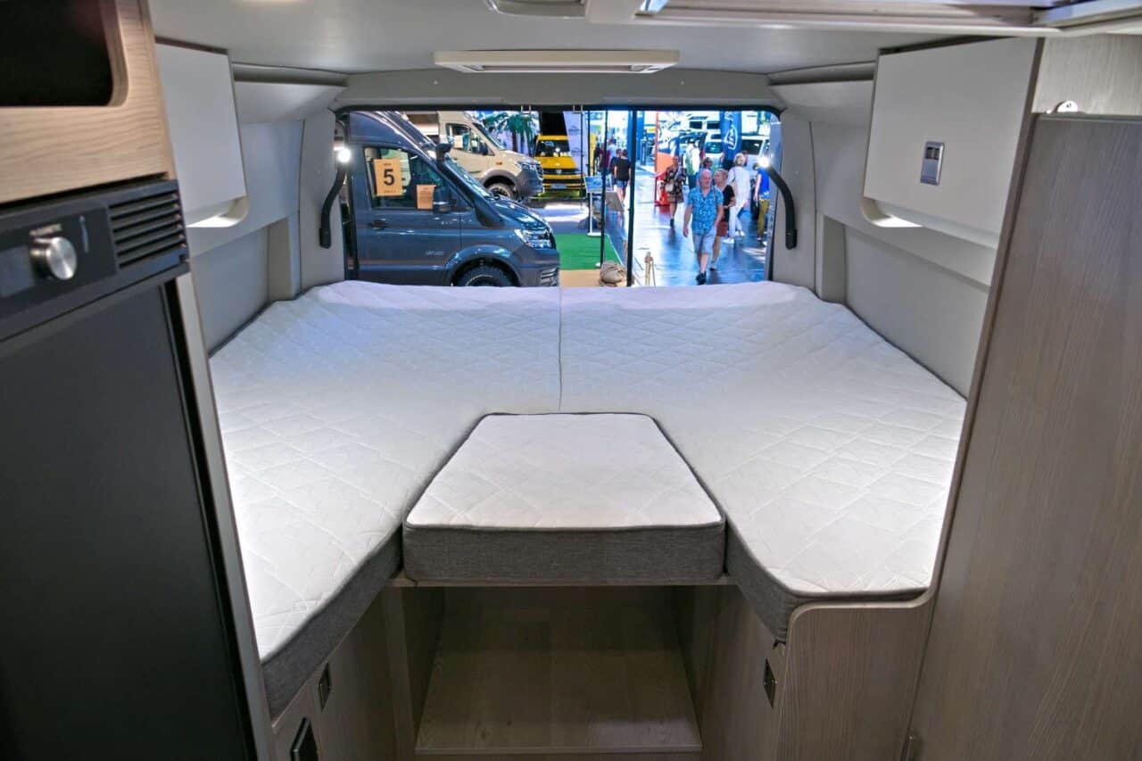 FurgoK X-Sportlong 600 (2025) - Praktische bestelwagen met veel bergruimte en ingenieuze inklapbare douche 6 furgok x sportlong 600 2025 bett mit stauraum caravan salon 2024 c jalil landero flores