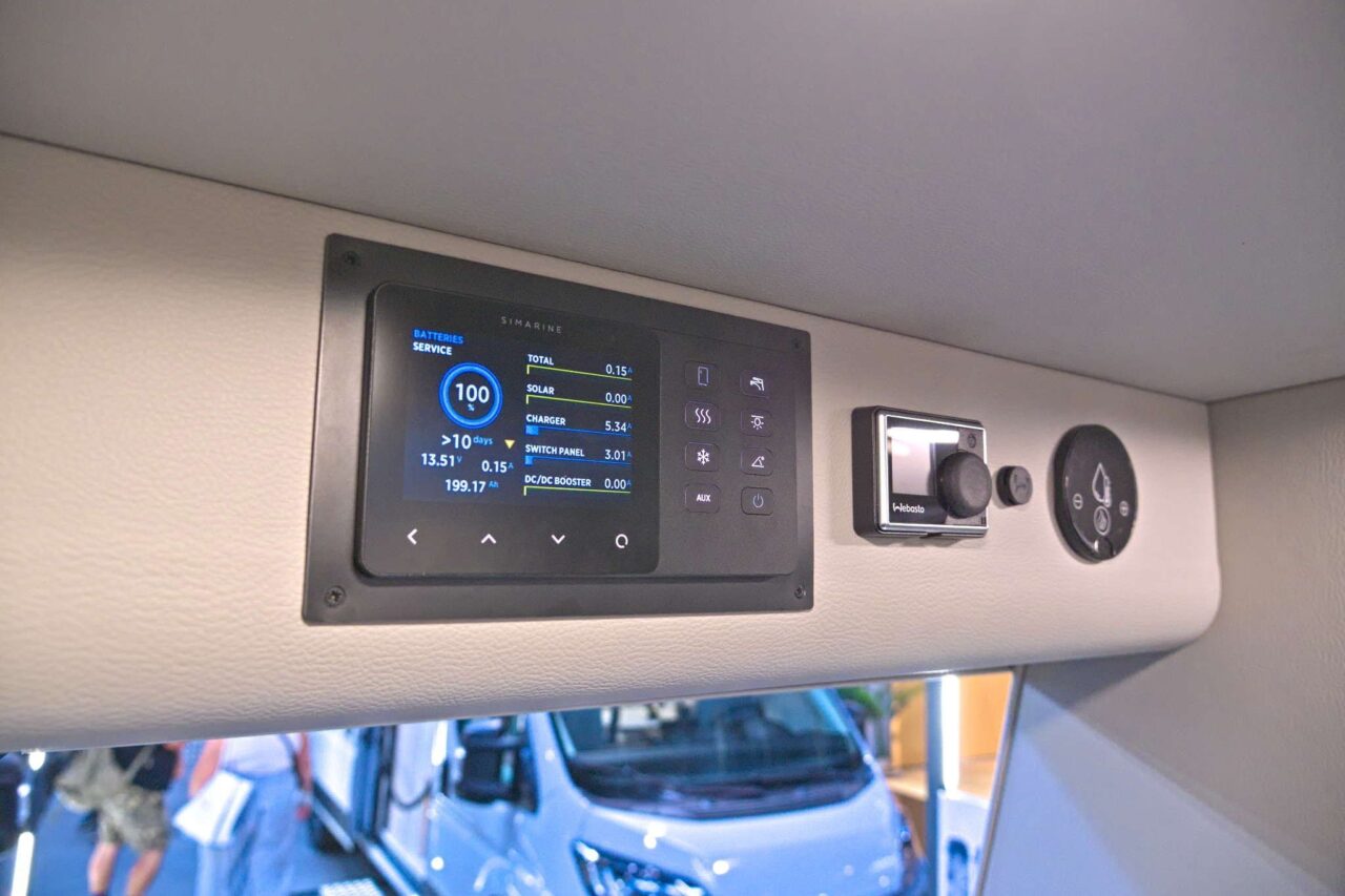 FurgoK X-Sportlong 600 (2025) - Praktische bestelwagen met veel bergruimte en ingenieuze inklapbare douche 13 furgok x sportlong 600 2025 bordcomputer caravan salon 2024 c jalil landero flores
