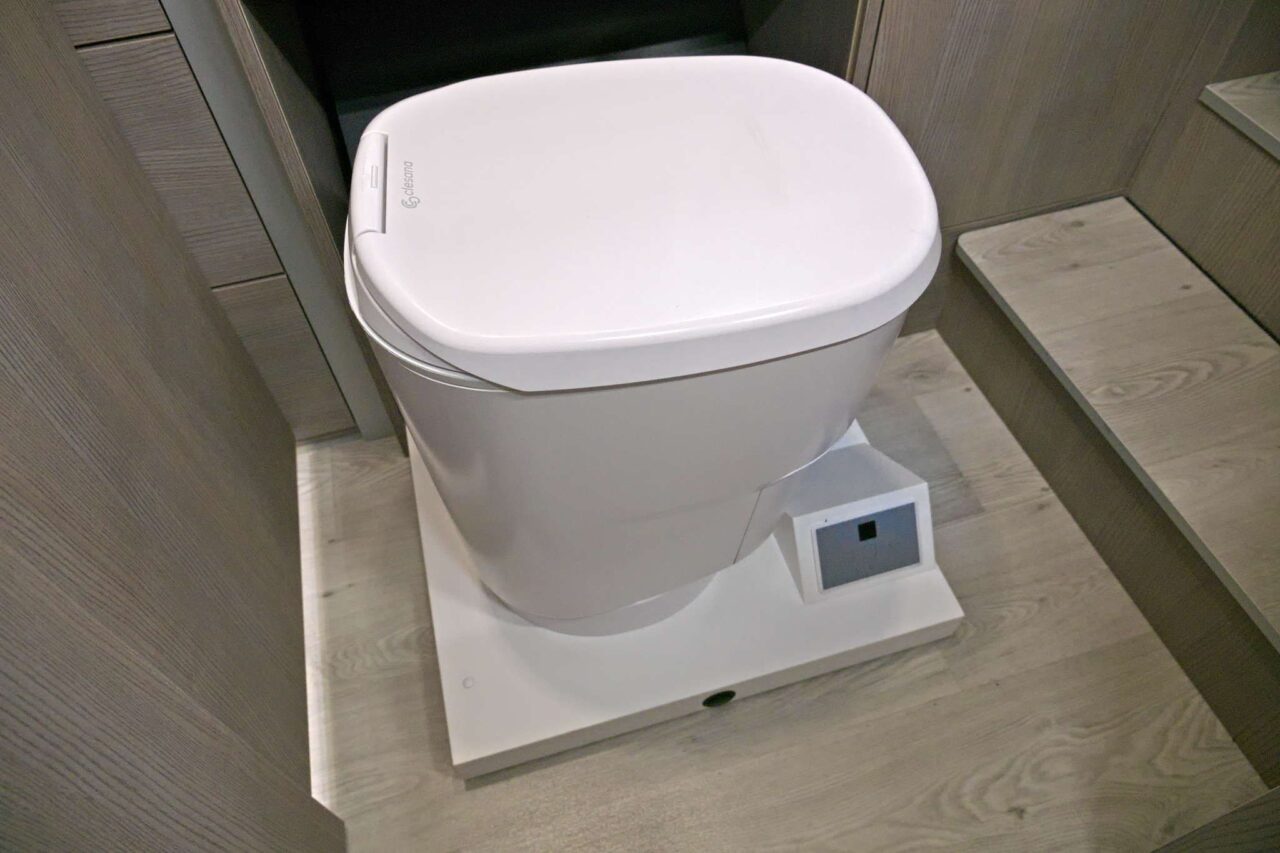 FurgoK X-Sportlong 600 (2025) - Praktische bestelwagen met veel bergruimte en ingenieuze inklapbare douche 12 furgok x sportlong 600 2025 chemietoilette mit auszug caravan salon 2024 c jalil landero flores