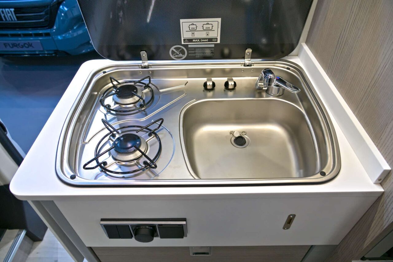 FurgoK X-Sportlong 600 (2025) - Praktische bestelwagen met veel bergruimte en ingenieuze inklapbare douche 7 furgok x sportlong 600 2025 gasherd mit spuele caravan salon 2024 c jalil landero flores